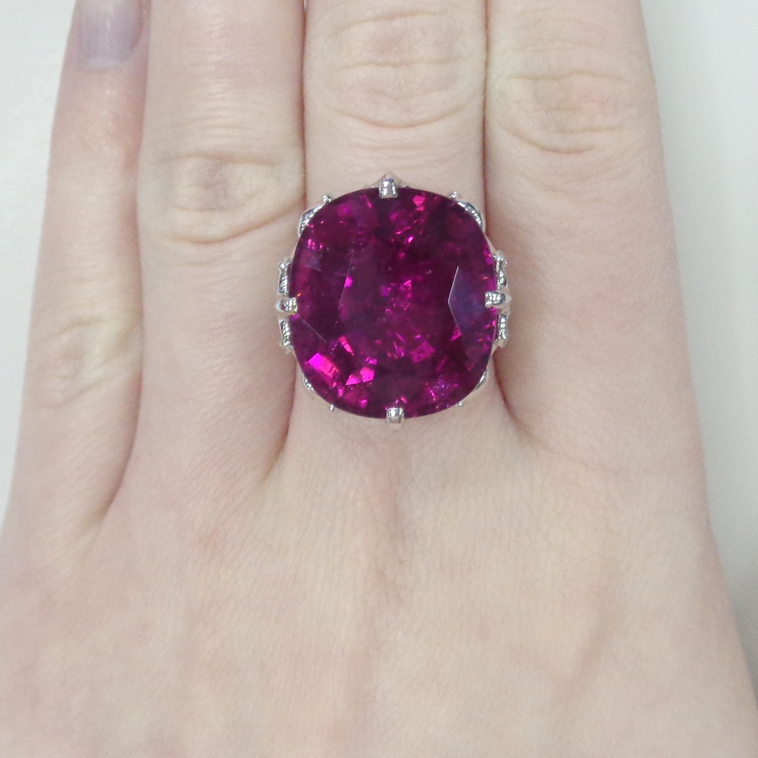 Кольцо из белого золота с рубеллитом